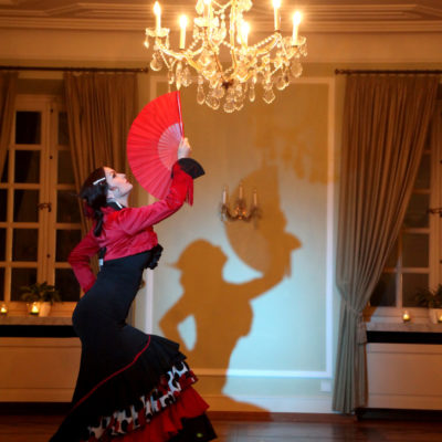 Flamencotanz unter Kronleuchter