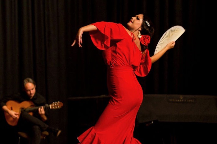 Flamenco-Tänzerin mit Gitarrist